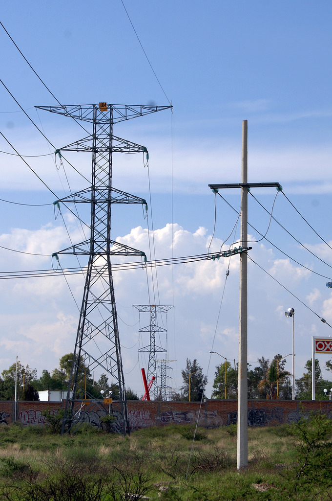 Asisten bomberos a joven de que subió a una torre de la CFE