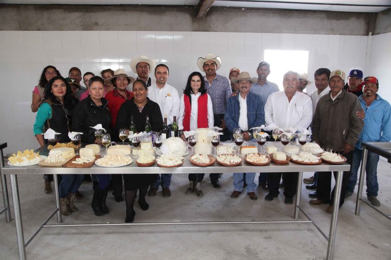 Entregan apoyos para la elaboración de lácteos