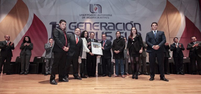 Lozano de la Torre apadrinó a los primeros 163 ingenieros que egresan de la UAA Campus Sur