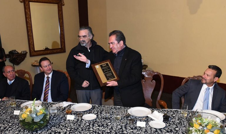 Industriales entregan reconocimiento al gobernador