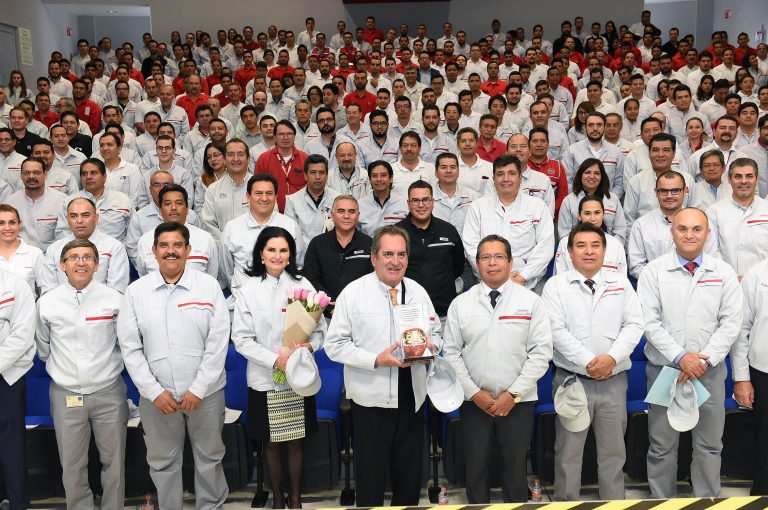 Trabajadores de la planta Nissan A2 entregan reconocimiento a Lozano