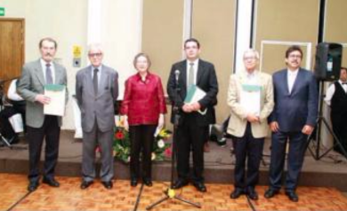 Entregan reconocimiento a dos académicos de la UAA
