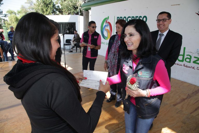 Entregan apoyos a Casa del Adolescente