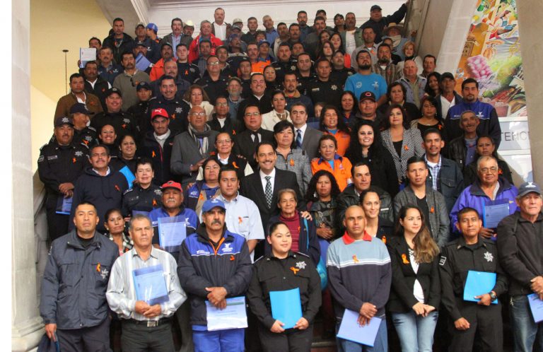 Entrega de certificados de primaria, secundaria y bachillerato a servidores públicos municipales