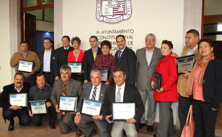 Entregan distintivos a los titulares de las Unidades Regionales de Servicios Educativos