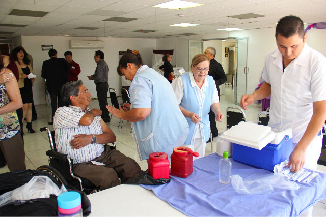 Issste inició la aplicación de la vacuna contra la influenza