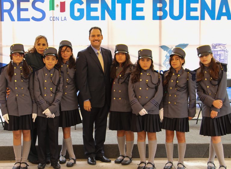 Honores con la Gente Buena en la Escuela Primaria Vicente Suárez