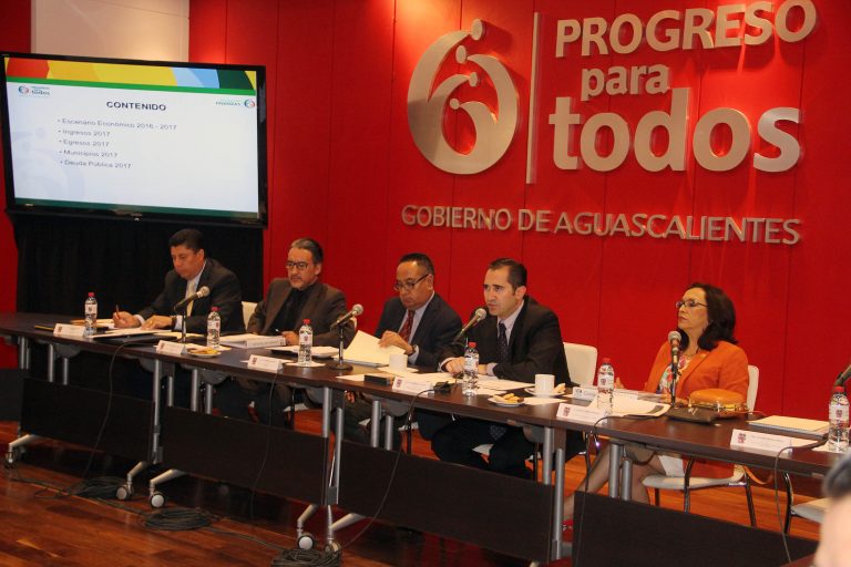 Presentan el Paquete Económico 2017 a la Comisión de Transición