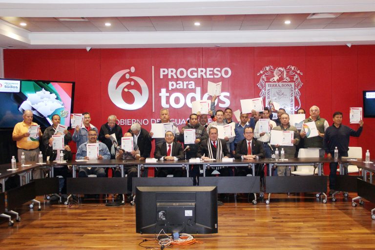 Entregó Lozano de la Torre 30 nuevas concesiones de taxi