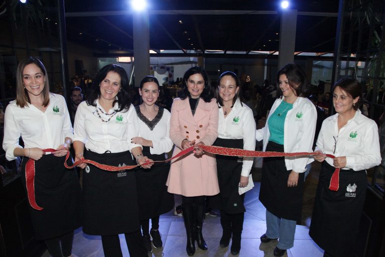 Inauguran el Bazar Navideño de la Bifam