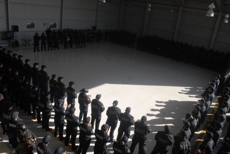 Entregan reconocimientos a policías estatales, bomberos y personal de Servicios Aéreos