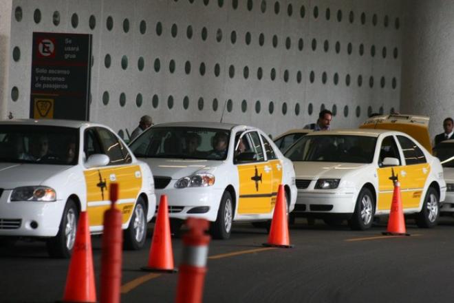 Recomiendan modificar reglas de servicio de taxi en los aeropuertos nacionales