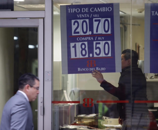 No caer en pánico frente a inestabilidad del dólar, recomienda economista