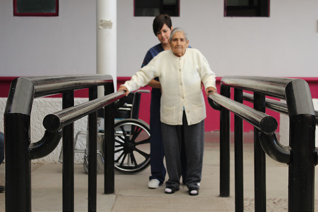 Más de 15 mil servicios brindó la Clínica de Rehabilitación Física de la UAA en 2016