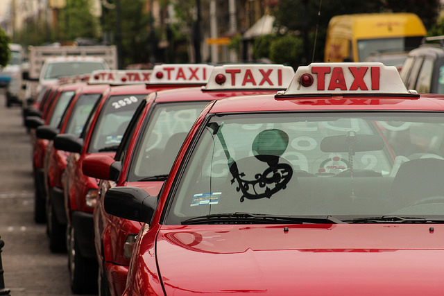 Deploran empresarios pago de favores políticos con taxis y notarías