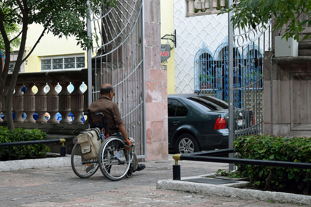 Baja contratación de adultos mayores y personas con discapacidad