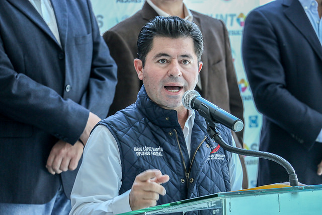 Juez federal ordena a locutor conceder derecho de réplica a Jorge López