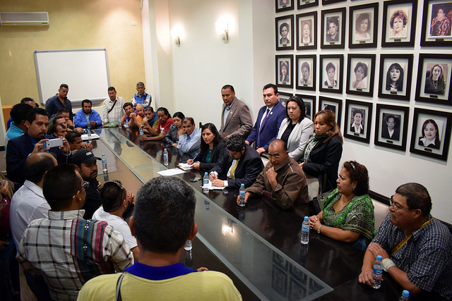 Se reúne la Comisión de Transporte Público con taxistas