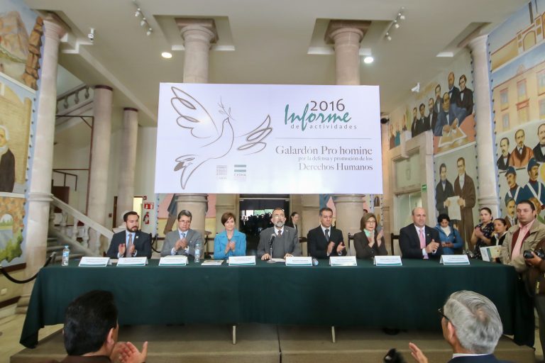 Entregan el galardón Pro Homine a Margarita Guillén Tamayo