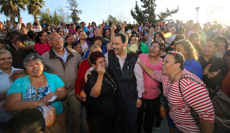 Reparten pollos para cena navideña