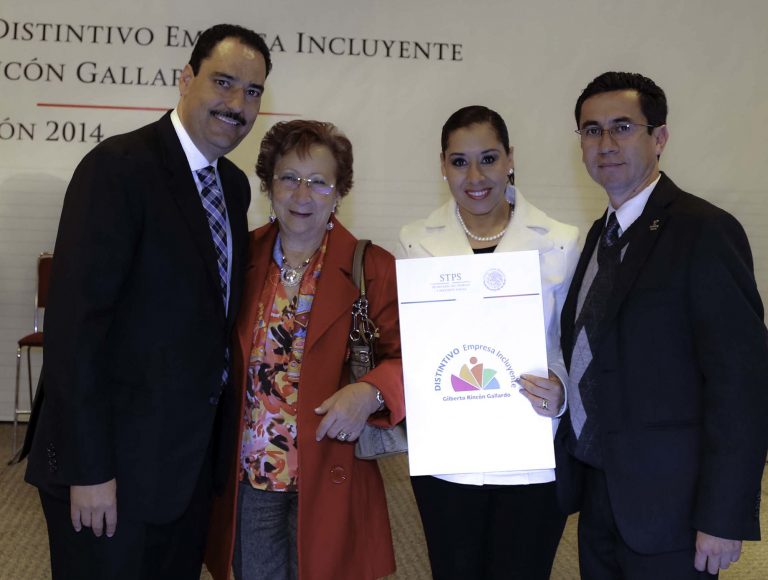 Recibe DIF municipal distintivos por su labor a favor de grupos vulnerables