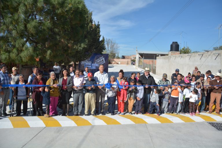 Entregan obras en Loma de Valladolid