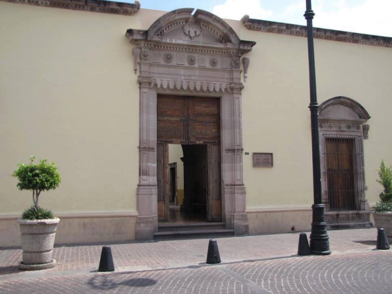 Montan comedor comunitario en la Galería Ártica