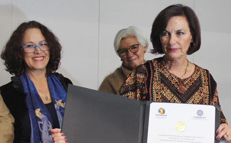 Entregan a Elaine Reynoso Premio Nacional de Divulgación