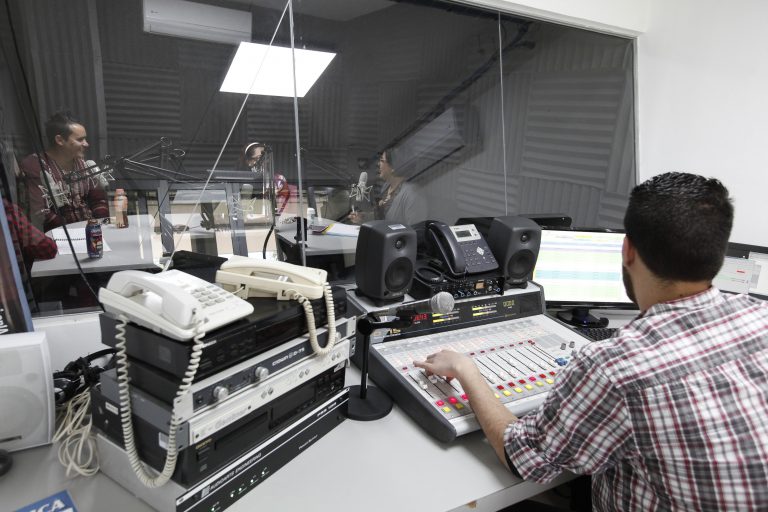 Radio UAA cumple 39 años ininterrumpidos de proyectar la voz universitaria