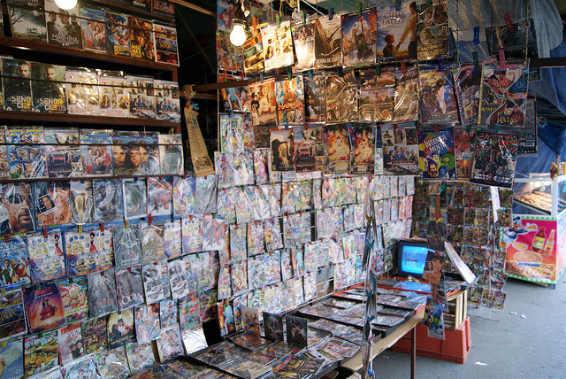 Aseguran tres mil piezas de discos falsificados en Villa Juárez