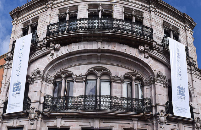 Eliminan seguro de gastos médicos para diputados locales