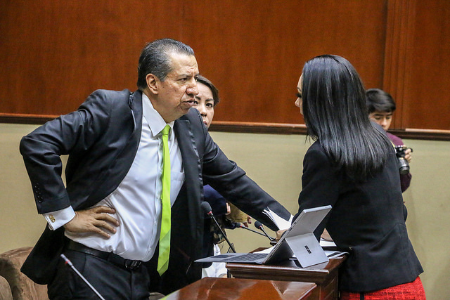 Entre reproches, sesionan diputados del Congreso del Estado