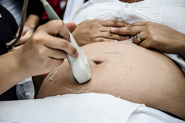 Atenta contra derechos humanos criminalizar a las mujeres por aborto