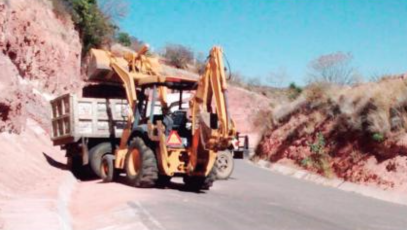 Limpian cunetas por derrumbe en carretera estatal de Calvillo