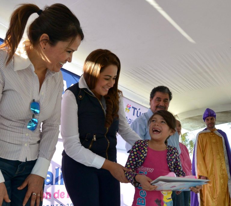 Reparten juguetes a niños de Los Negritos y Rodolfo Landeros