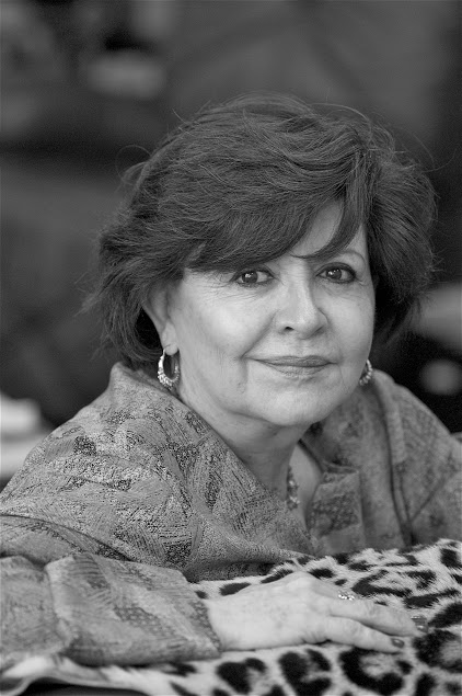 Con nuevas publicaciones, Elva Macías celebra su cumpleaños 73