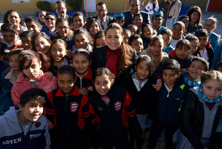 Honores a la Bandera en la escuela primaria Carlos A. Carrillo