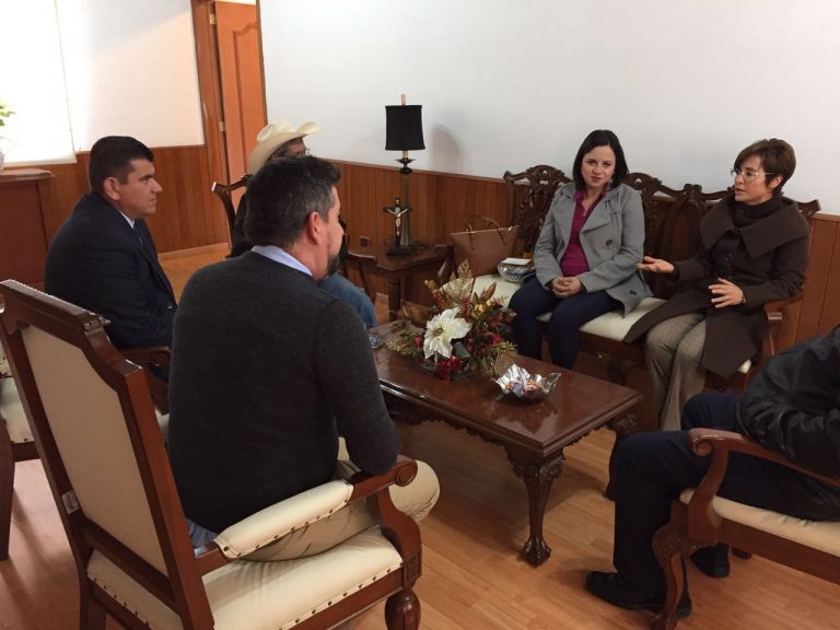 Se reúnen alcalde de Calvillo y la presidente del DIF estatal