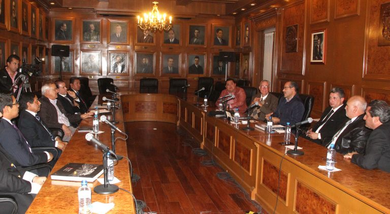 Se reúne gobernador con miembros de la Canacar