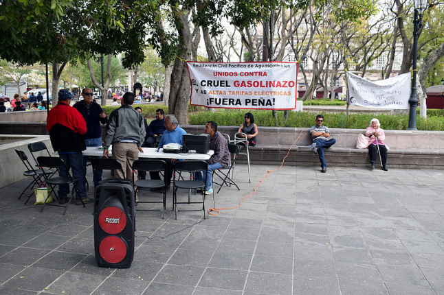 Buscan ampararse contra el gasolinazo