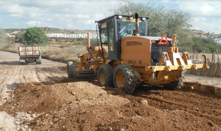 Rehabilitan más de 54.5 km de terracerías y 4,200 m2 de bacheo