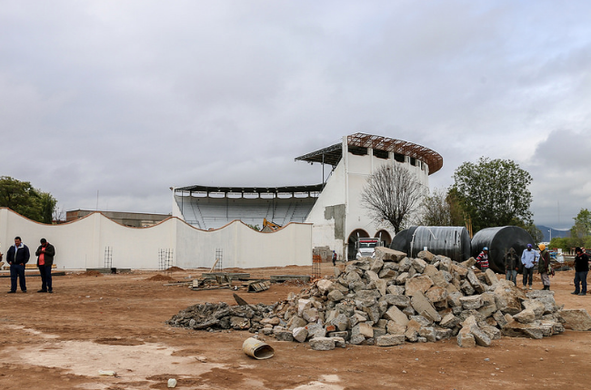 Detenida la construcción del lienzo charro, por mala planificación financiera