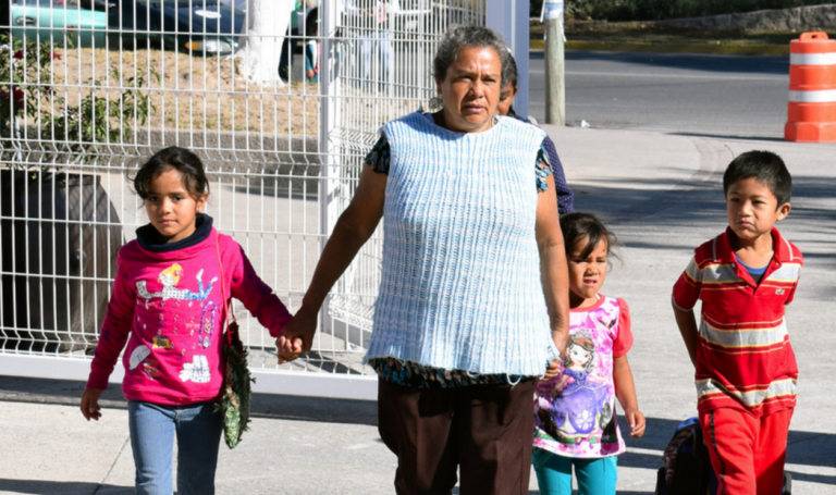 Afiliarán a jefas de familia a seguro de vida