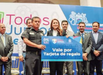 Entregan reconocimientos y bonos a policías