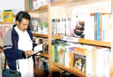 Lectores y escritores aprovechan la venta de aniversario de Educal