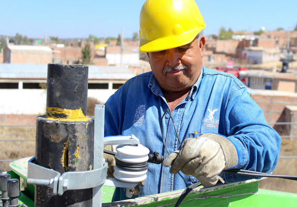 Realizan mantenimiento correctivo al alumbrado público de la ciudad