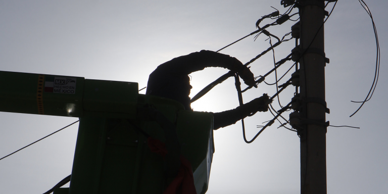 Rehabilitan alumbrado en Paso Blanco Jesús María