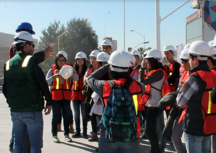 Recorren alumnos del Cbtis 168 obras del paso a desnivel de López Mateos