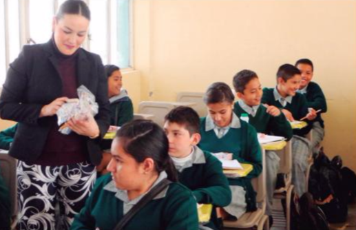 Entregan kits escolares a niños de educación básica