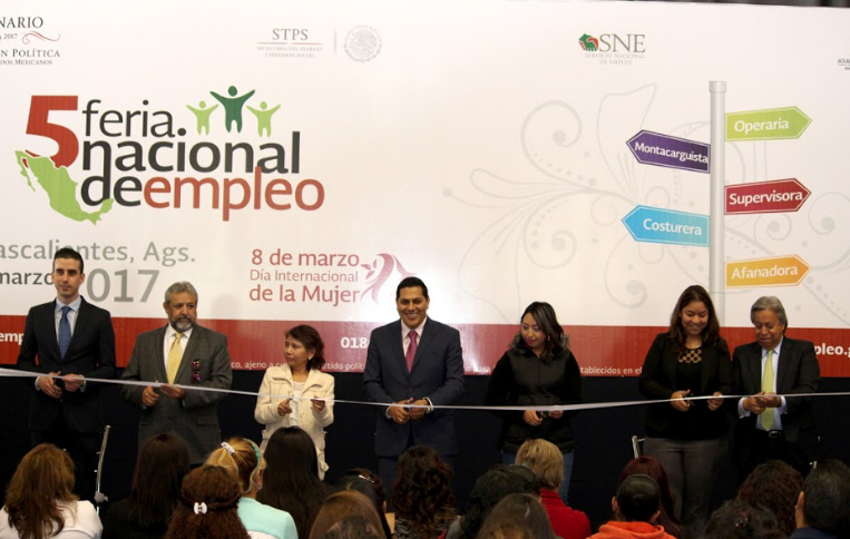 Entregan de forma simbólica apoyos y becas para mujeres